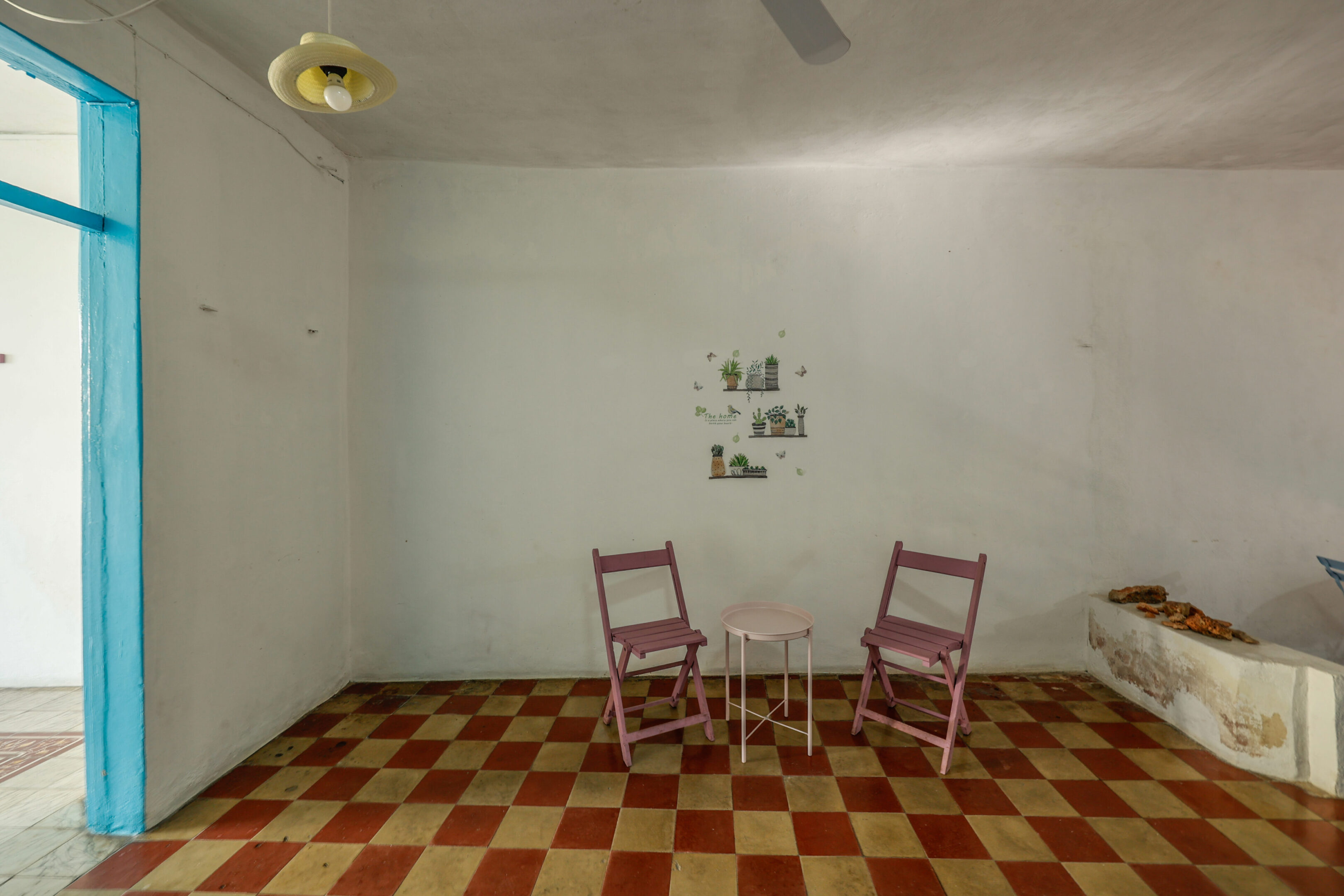 Two chairs and a table in a room.