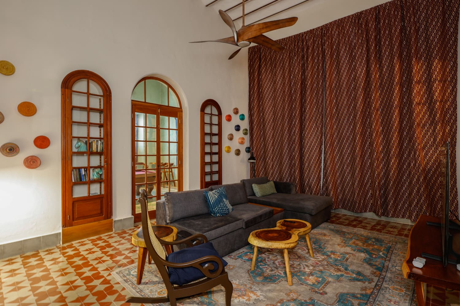 Cozy living room with sectional sofa and rug.