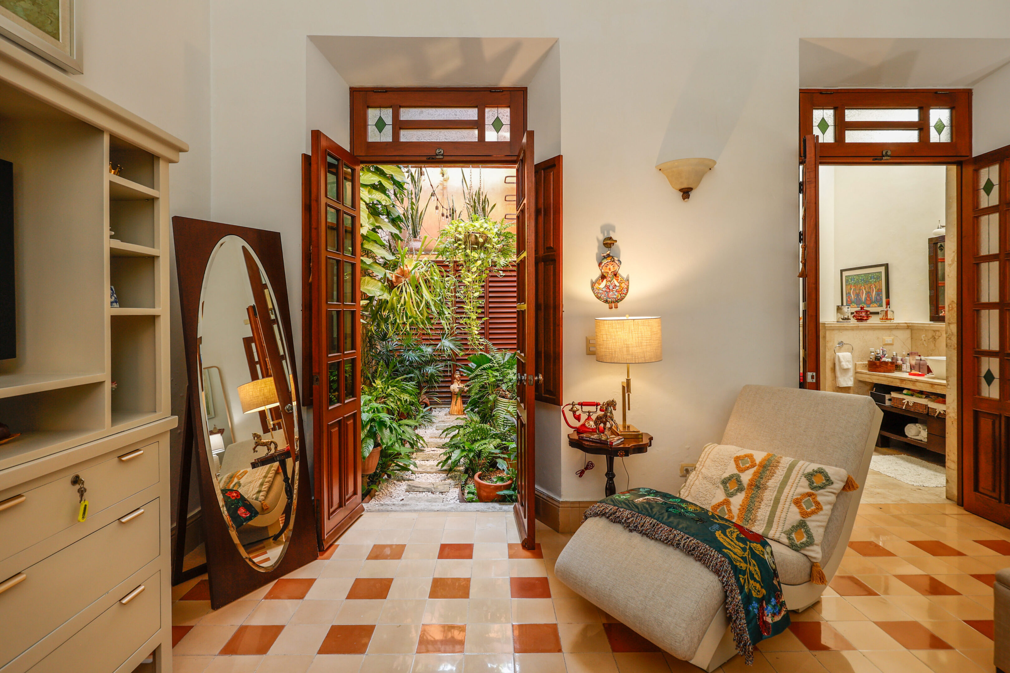 Relaxing room with garden view.