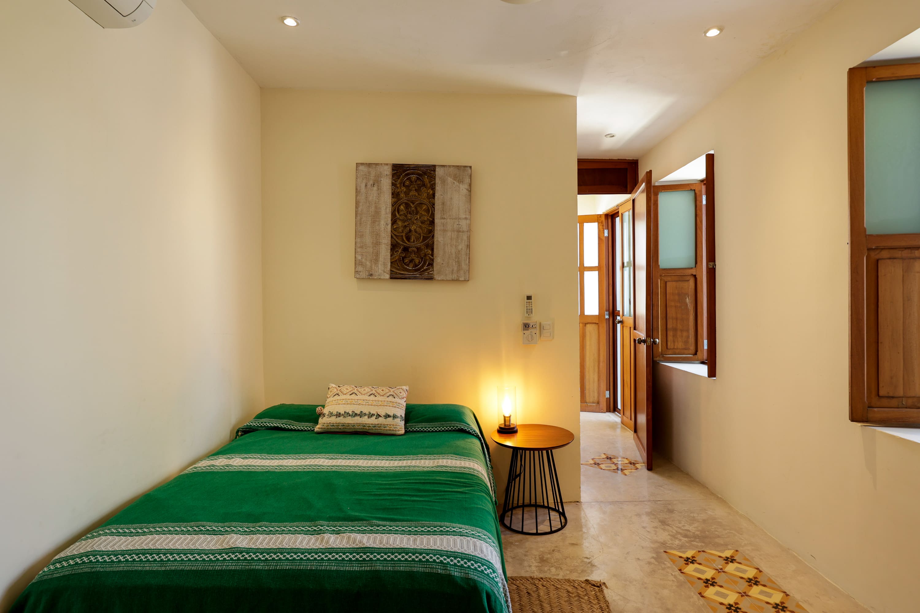 Cozy single bedroom with green bedspread